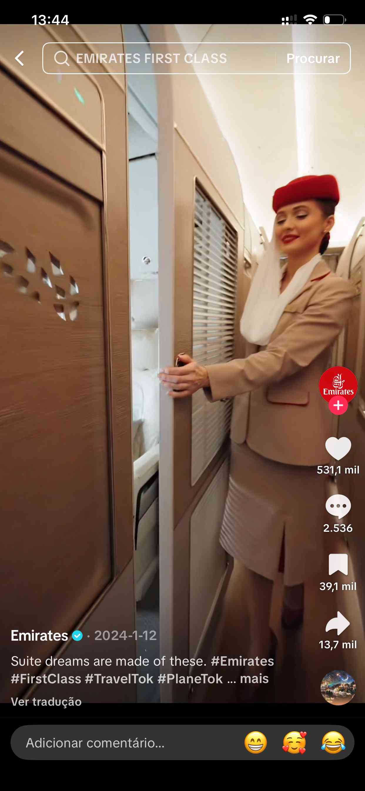 Vídeo vertical estilo TikTok mostrando viagem de luxo em primeira classe